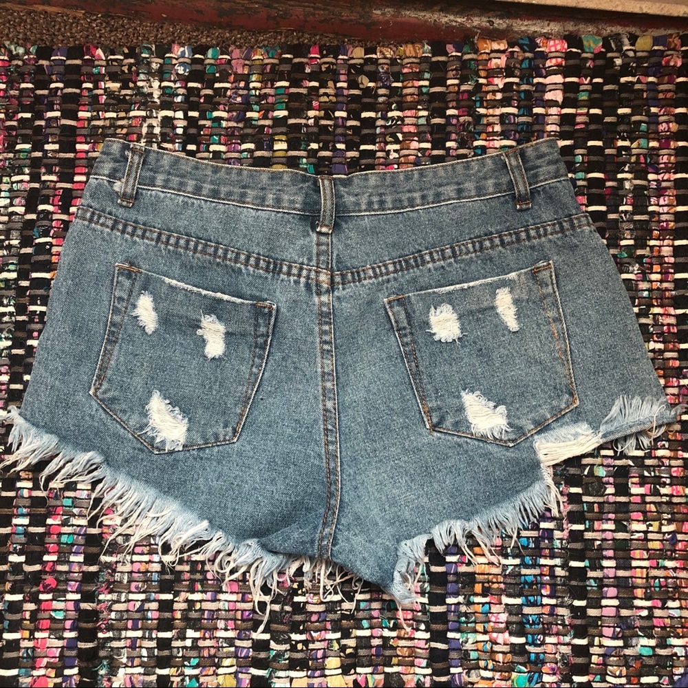 SHEIN Destroyed high wasted shorts - Picture 2 of 7